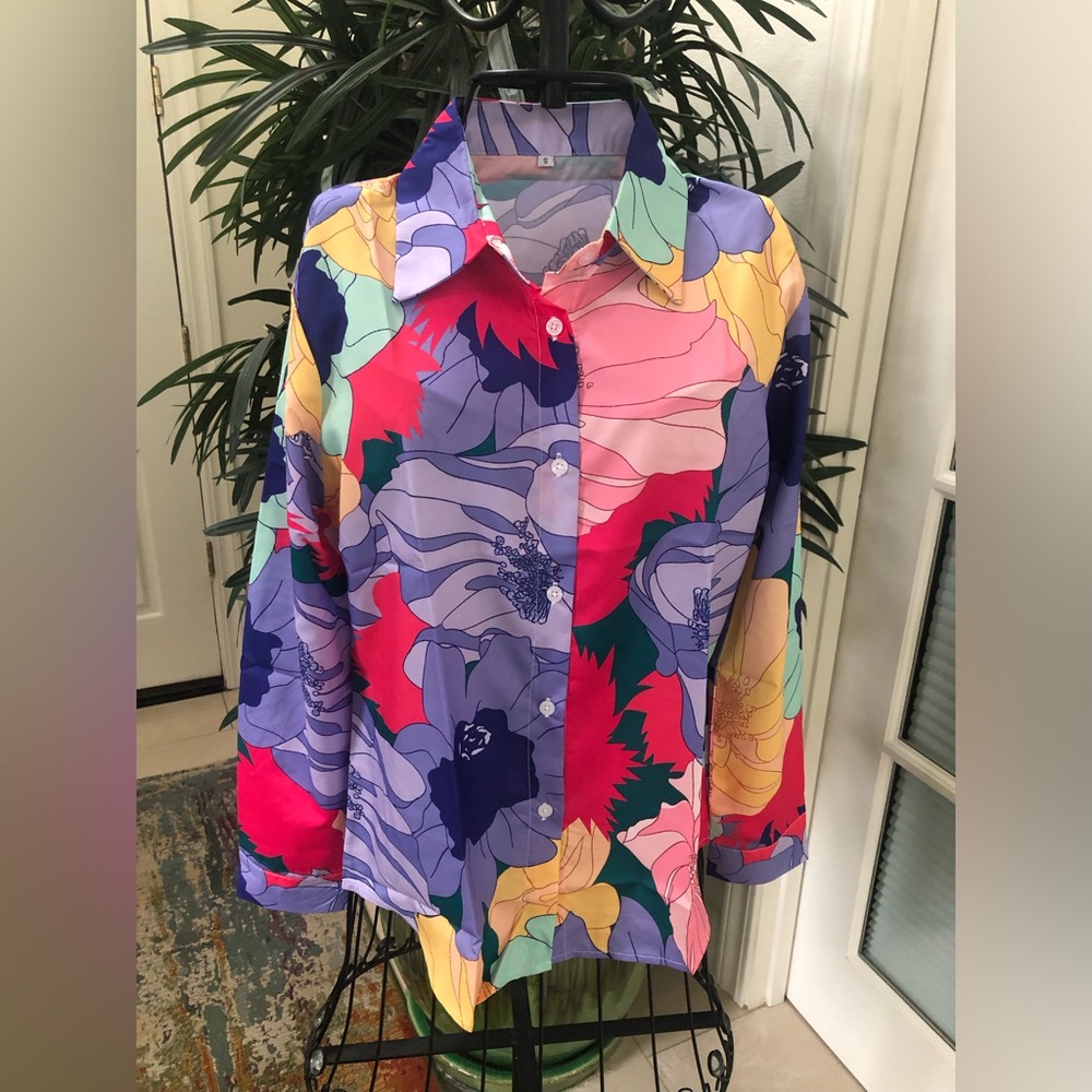 💜🩷💛💚 Multi-Color Floral Button-Up Blouse.